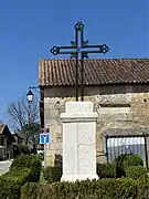 Croix devant l'église.