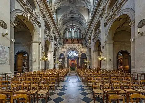 Vers l'entrée et l'orgue de tribune.