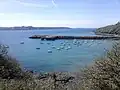 La plage se Sainte-Anne-du-Portzic, très prisée car c'est la seule plage naturellement sableuse de la rade de Brest.