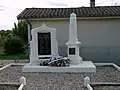 Le monument aux morts entre mairie et église (septembre 2015)