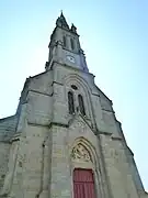Photographie en couleurs prise au pied du clocher de l'église.