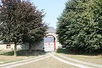 Le porche d'entrée de la ferme.