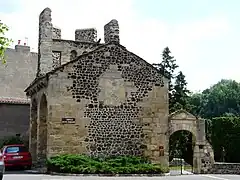 La chapelle et l'entrée de l'ancien cimetière sur la droite.