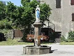 Statue-fontaine à côté de l'église de Camprieu.
