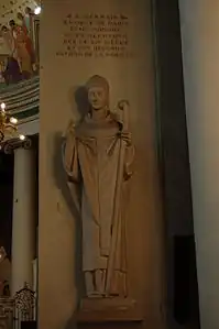 Statue à l'église de Saint-Germain-en-Laye.