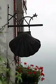 Saint-Jean-Pied-de-Port, enseigne sur le chemin de Saint-Jacques de Compostelle.