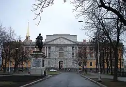 Vue de la façade sud du château avec la statue de Pierre le Grand.
