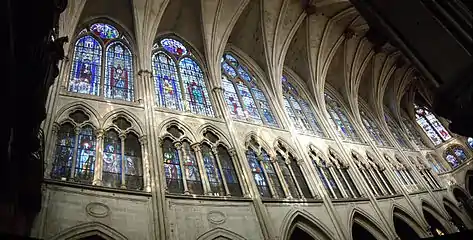 Nef côté nord et vitraux du XIXe&nbsp;siècle.