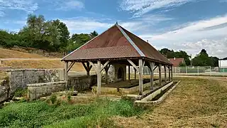 Le lavoir-abreuvoir.
