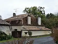 Une maison dans le bourg.