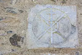 Chrisme sculpté au XIIe&nbsp;siècle.