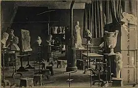 Une salle de dessin du lycée au début du XXe&nbsp;siècle,source : Archives départementales de l’Allier, 9 J 39