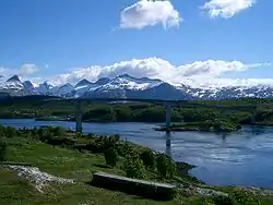 Vue du Saltstraumen avec le pont du même nom et les montagnes de Børvasstindene en arrière-plan.
