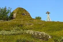 Petite chapelle couverte de tourbe et d'herbe.