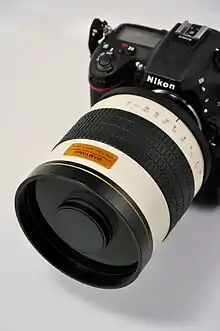 Objectif catadrioptique Samyang 8/800 mm monté sur un boîtier Nikon.