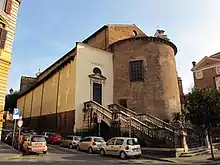 Photographie en couleurs du mur d'une église.