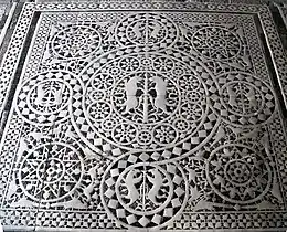 Pavement d'art roman italien du XIIe&nbsp;siècle de la basilique San Miniato al Monte à Florence, représentant les signes du zodiaque, en marbre blanc contrastant avec de la serpentinite de Prato vert sombre.