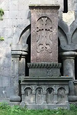 Khatchkar dressé sur piédestal, XIIIe&nbsp;siècle, gavit, monastère de Sanahin,.