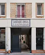 Ancienne enseigne « Sanitaire Omnia » au no&nbsp;103.
