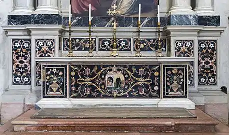 Autel en pierres polychromes.