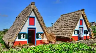 Maisons typiques de Santana (Madère).