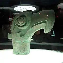 Tête en bronze d'un oiseau de proie, haute de 40&nbsp;cm, musée de Sanxingdui.