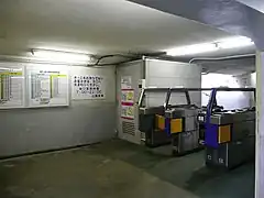 Portillons d'accès aux quais.