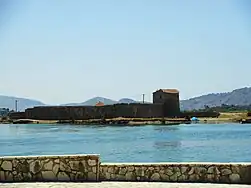 Vue du château depuis l'autre côté du canal de  Vivari&nbsp;(en).