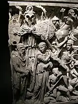 Détail du côté avant gauche : trophées, chef barbare et épouse présumée.