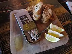 Dégustation de conserve de sardines sur pain grillé.