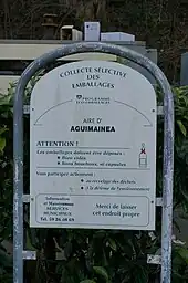 Photographie du panneau d'une aire de collecte des déchets.