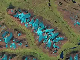 Vue aérienne du Sarektjåhkkå, de jour, la neige descend jusqu'à la mi-hauteur, environ.