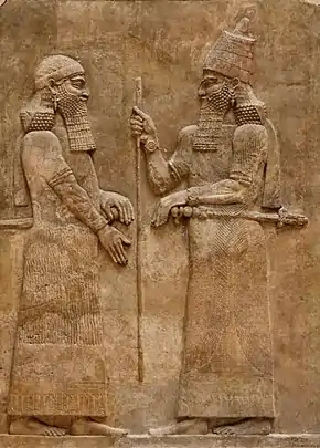 Le roi Sargon II et un haut dignitaire. Bas-relief du palais de Dur-Sharrukin. Musée du Louvre.