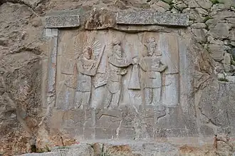 Relief taillé dans le roc.