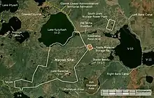 Image satellite légendée en anglais montrant une région majoritairement verte avec de nombreux lacs, les légendes désignant plusieurs installations nucléaires et militaires.