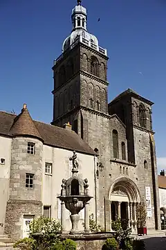 Musée et basilique Saint-Andoche de Saulieu.
