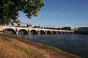 Vue du pont Cessart depuis la rive droite de la Loire.