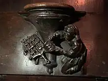 Il s'agit de l'une des trente-deux stalles encore conservées sur quarante-deux