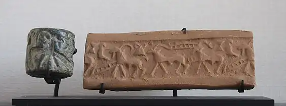 Sceau-cylindre en chlorite avec impression moderne, représentant un défilé de bêtes à cornes et d'autres motifs, notamment un petit personnage assis. Fin du IVe&nbsp;millénaire&nbsp;av. J.-C. Musée du Louvre.