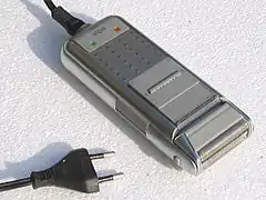 Un rasoir électrique Braun.