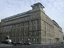 photographie en couleurs d'un vaste bâtiment.