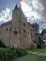Château d'Alzey, coin nord-est, Ludwigsbau à droite, la muraille au milieu