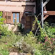 Porte d'une maison de la rue principale datée de 1840.