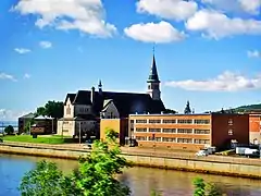 Le boulevard de Comporté longe le centre-ville de La Malbaie et la rivière Malbaie.