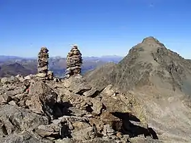 Vue du Schwarzhorn à partir du Radüner Rothorn (3&nbsp;022&nbsp;m) ; la ville de Davos est visible entre les cairns.