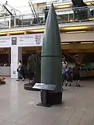 Obus allemand de 800 mm (6,79 m de long, conservé par l'Imperial War Museum de Londres).