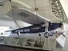 Photographie de l'avion dans le hangar.