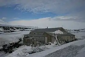 Cabane en bois entourée de glace.