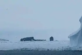 L'île Scott et Haggitt’s Pillar parmi les icebergs