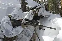 Marines américains portant des vêtements MARPAT à motifs de neige au centre d'entraînement à la guerre de montagne.